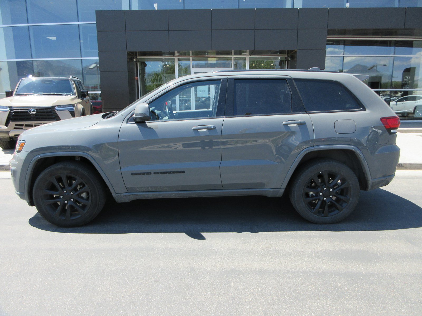 Used 2021 Jeep Grand Cherokee Laredo X AWD/4WD image 3