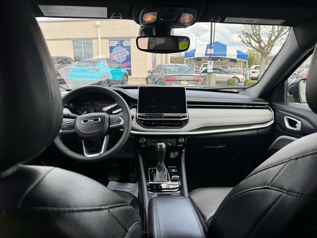 Used 2024 Jeep Compass Latitude image 11