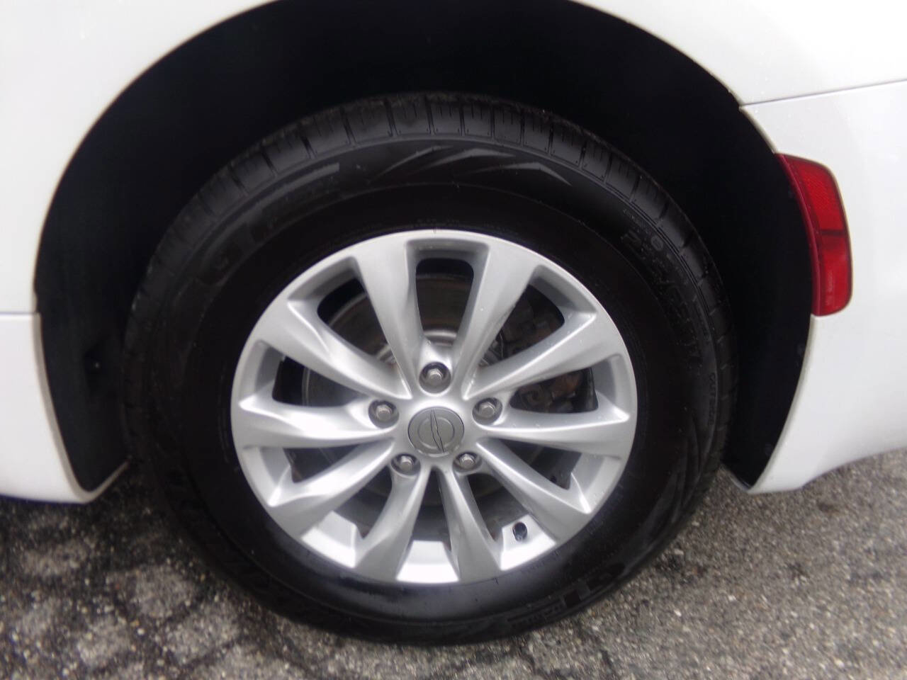 Used 2017 Chrysler Pacifica Touring-L image 12