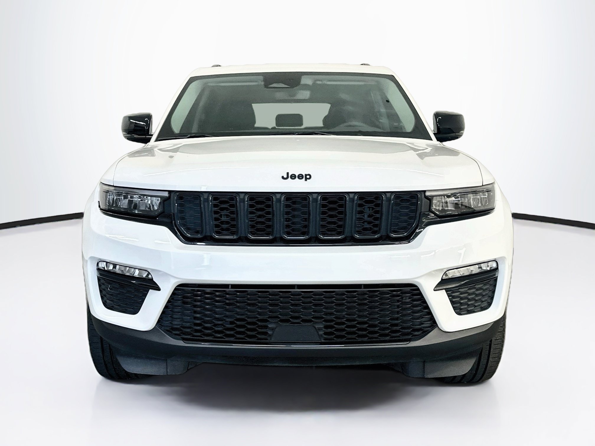 Used 2023 Jeep Grand Cherokee Limited w/ Black Appearance Package AWD/4WD image 2