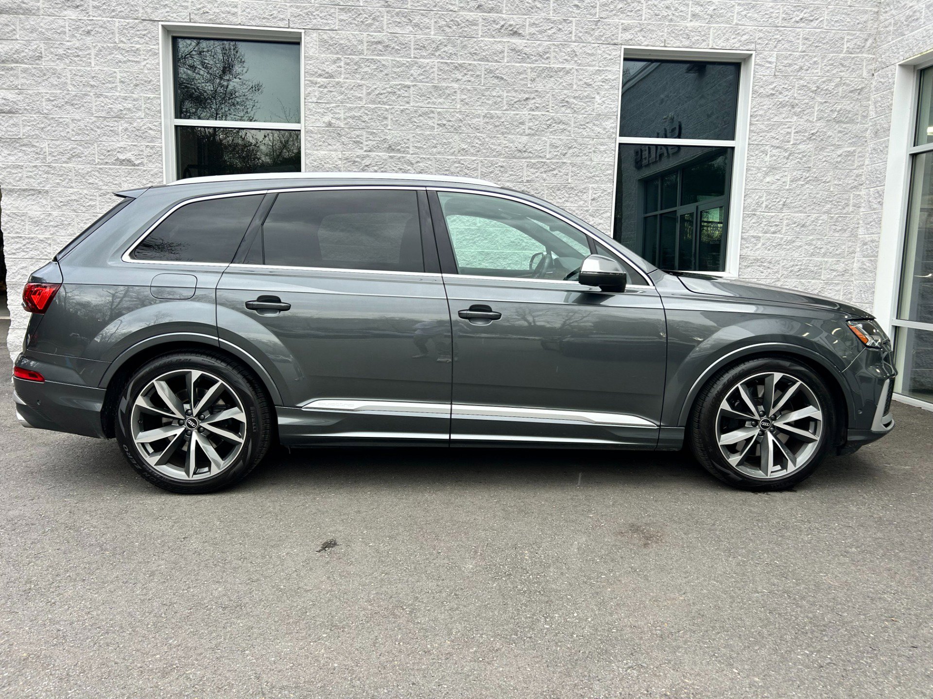 Used 2021 Audi SQ7 Premium Plus w/ Driver Assistance Package image 11