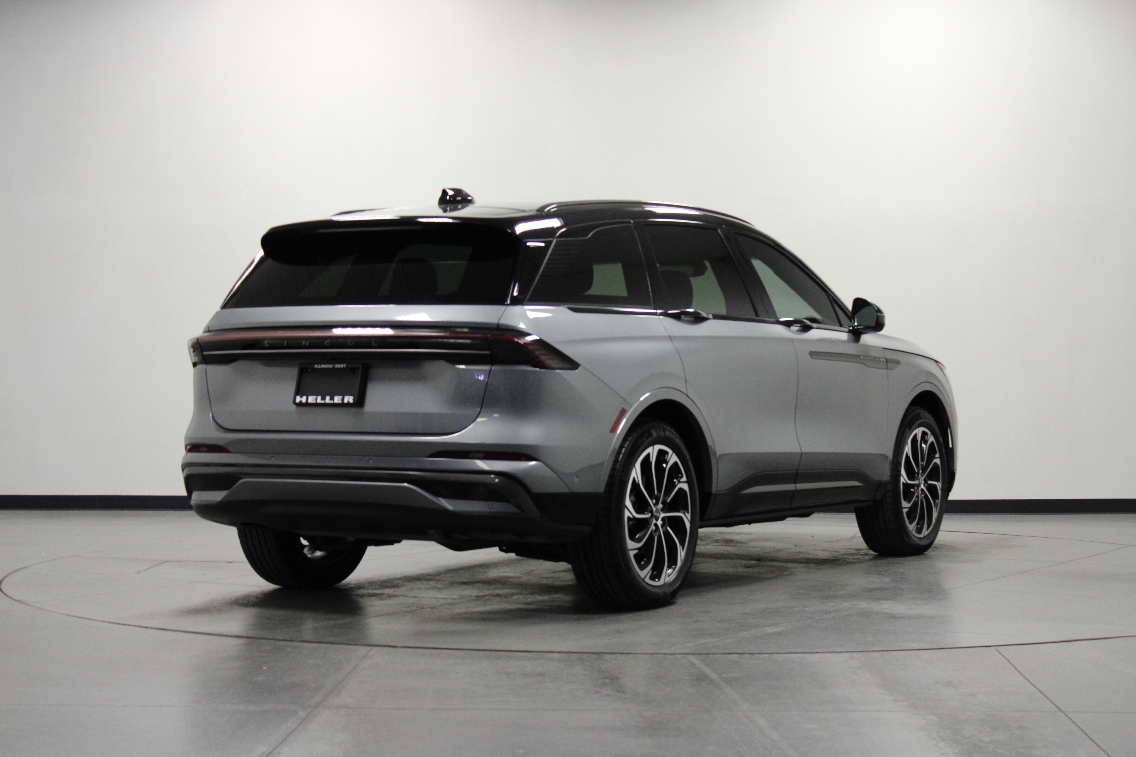 Used 2024 Lincoln Nautilus Reserve w/ Jet Appearance Package (87T) image 4