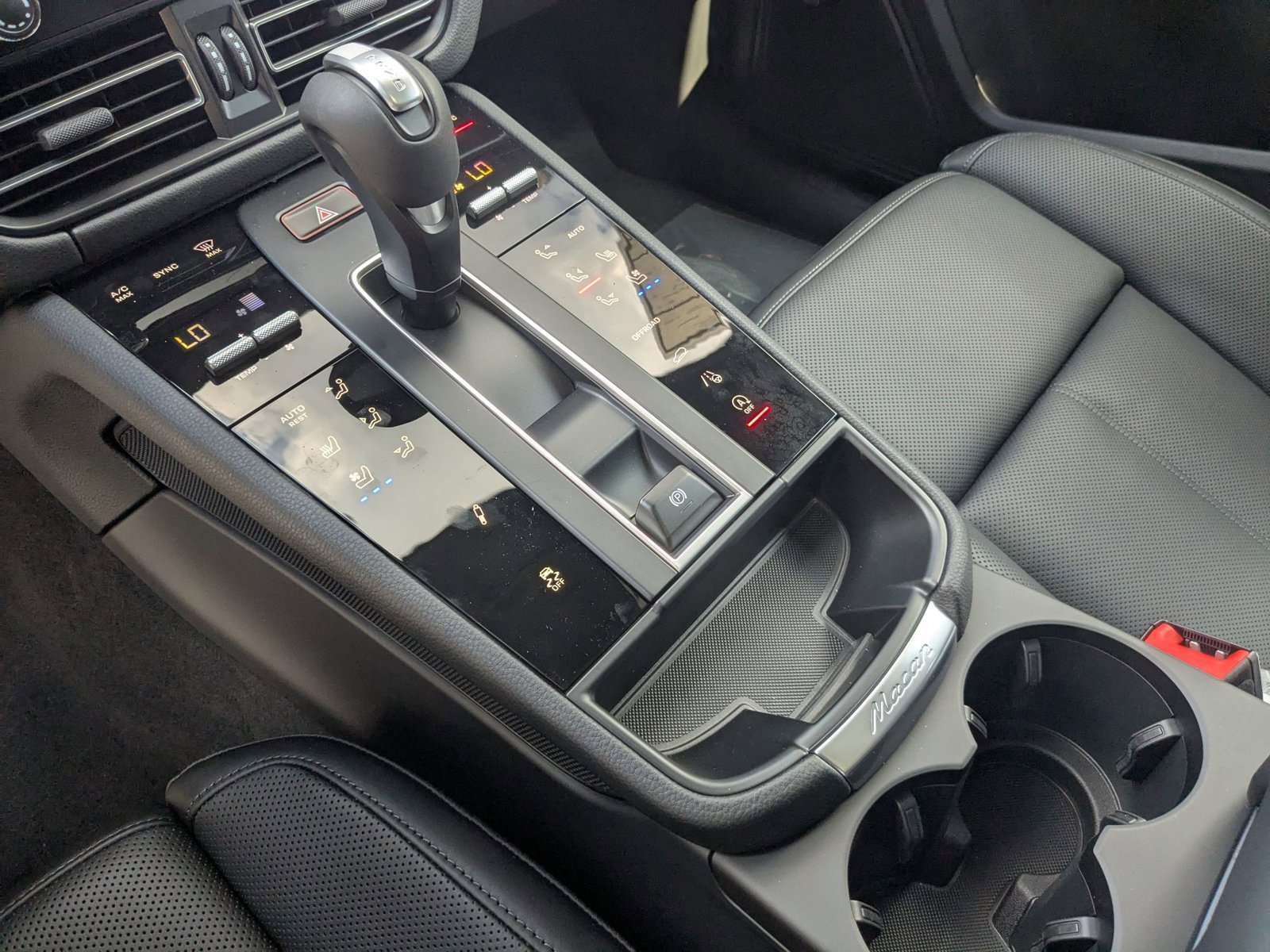 Certified 2025 Porsche Macan Turbo image 21