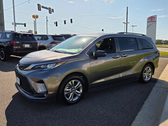 Used 2022 Toyota Sienna XSE w/ XSE Plus Package AWD/4WD image 3
