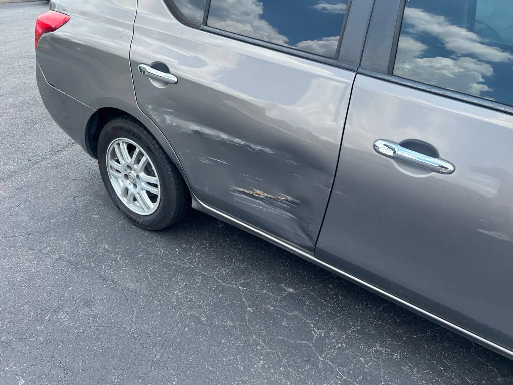 Used 2013 Nissan Versa SV FWD image 6