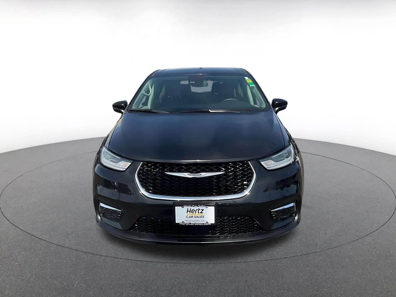 Used 2023 Chrysler Pacifica Touring-L FWD image 4