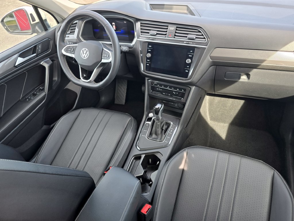 Used 2023 Volkswagen Tiguan SE w/ Panoramic Sunroof Package FWD image 21