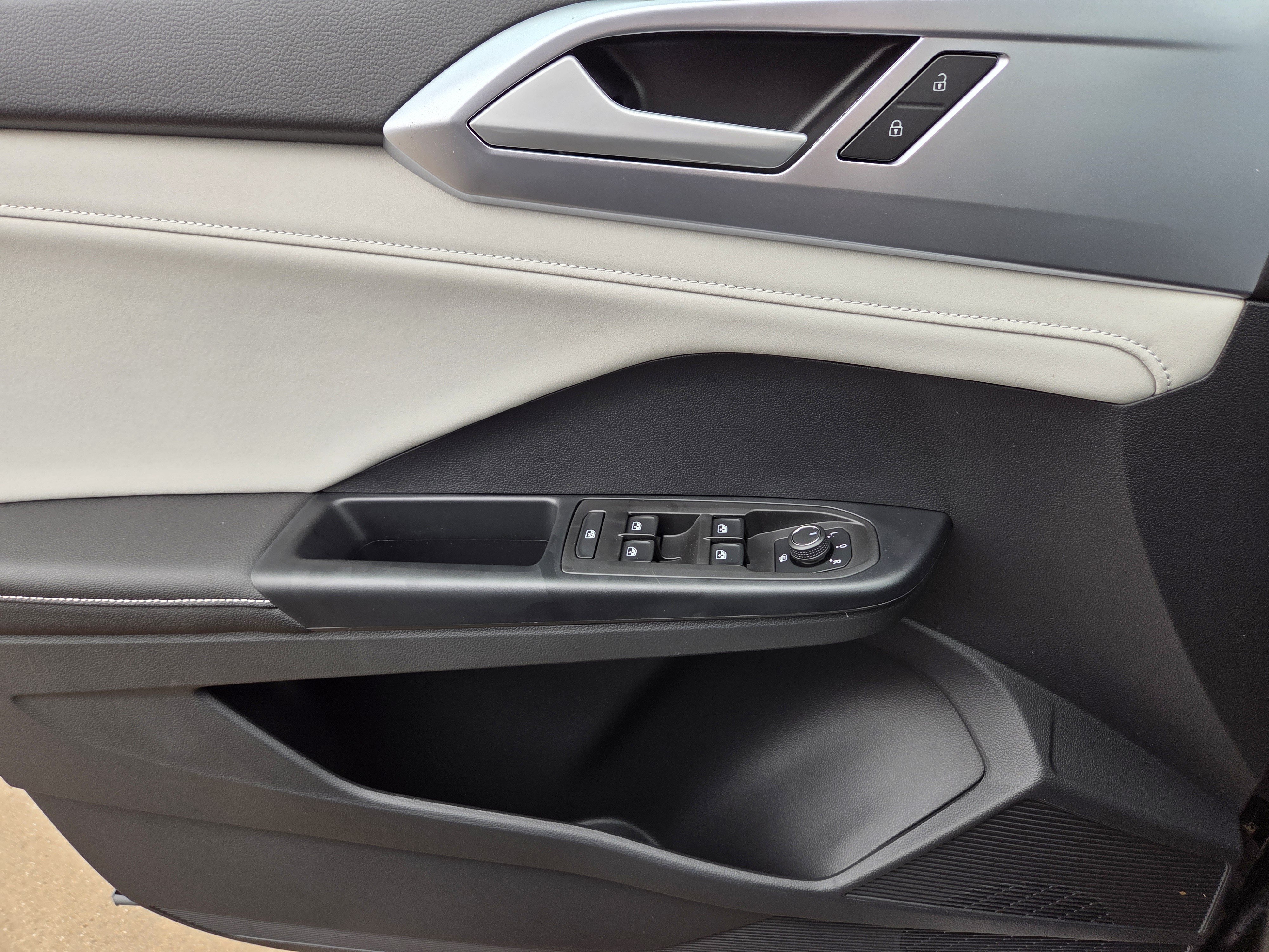 New 2026 Volkswagen Taos SE FWD image 8