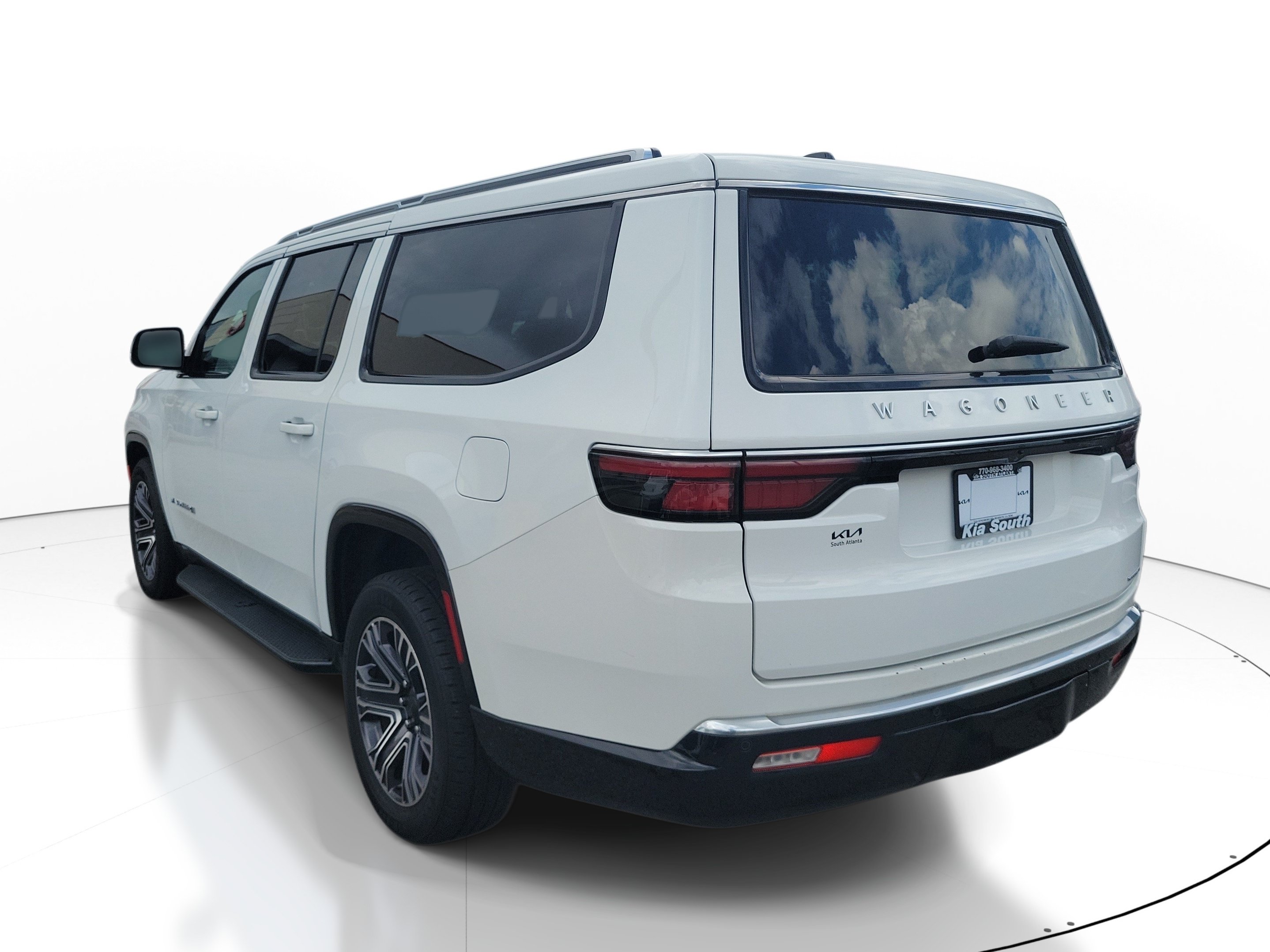 Used 2024 Jeep Wagoneer L Series II RWD image 4