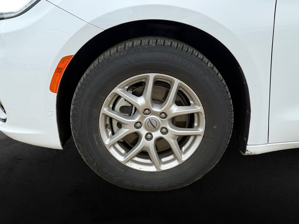 Used 2024 Chrysler Pacifica Touring-L FWD image 13