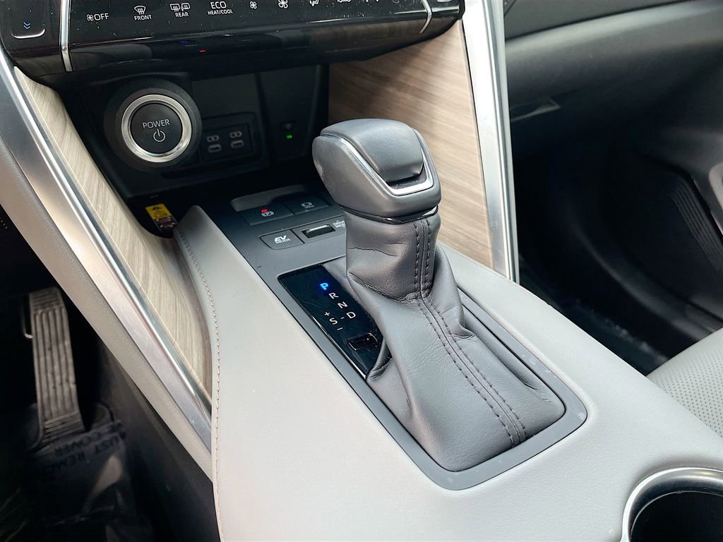 Used 2024 Toyota Venza Limited image 16