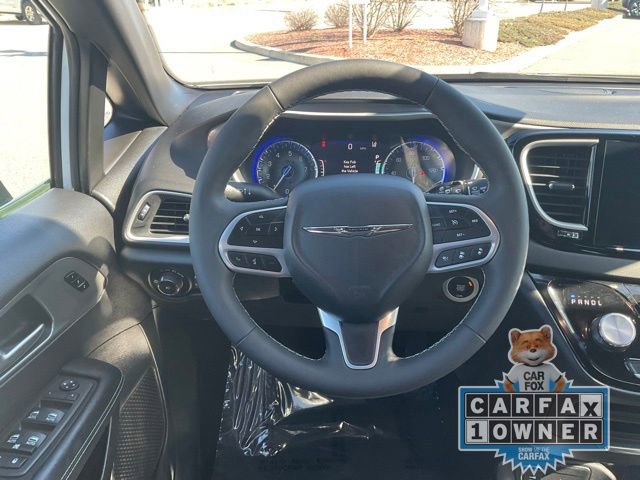 Used 2025 Chrysler Pacifica Select image 15