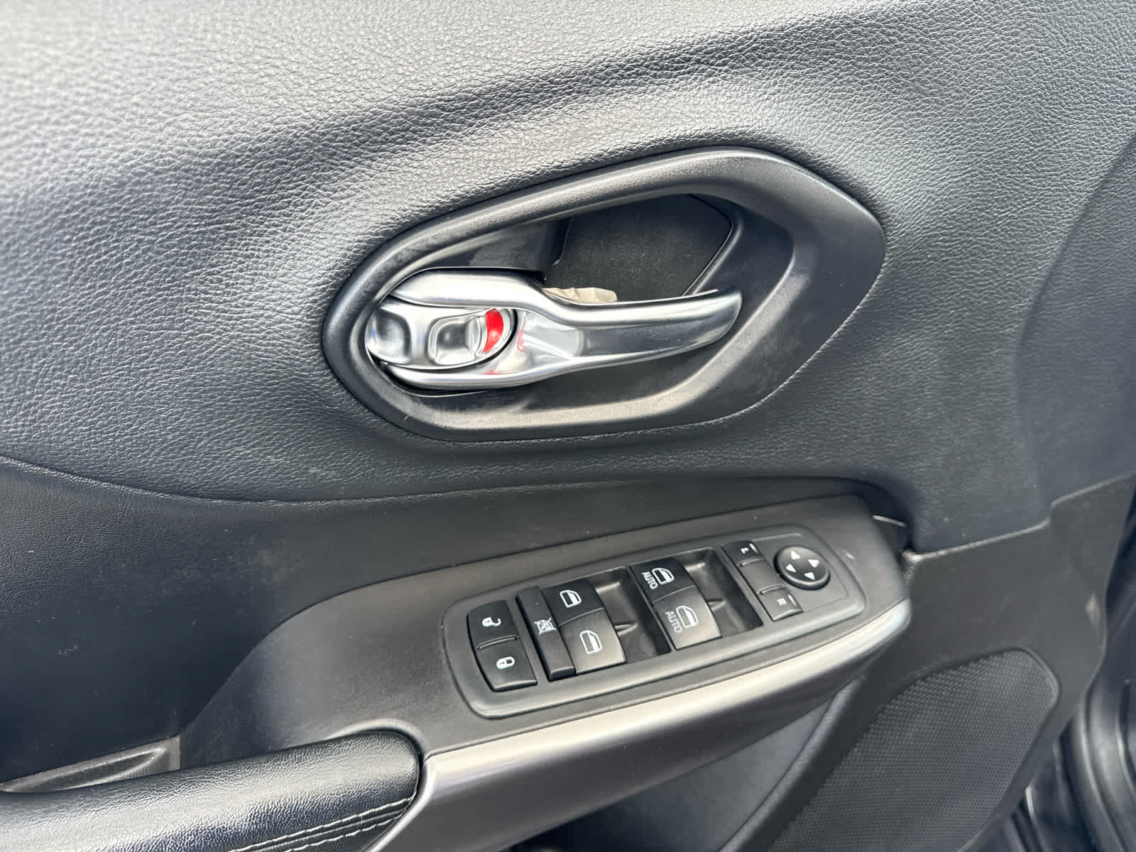 Used 2019 Jeep Cherokee Latitude Plus w/ Cold Weather Group AWD/4WD image 10