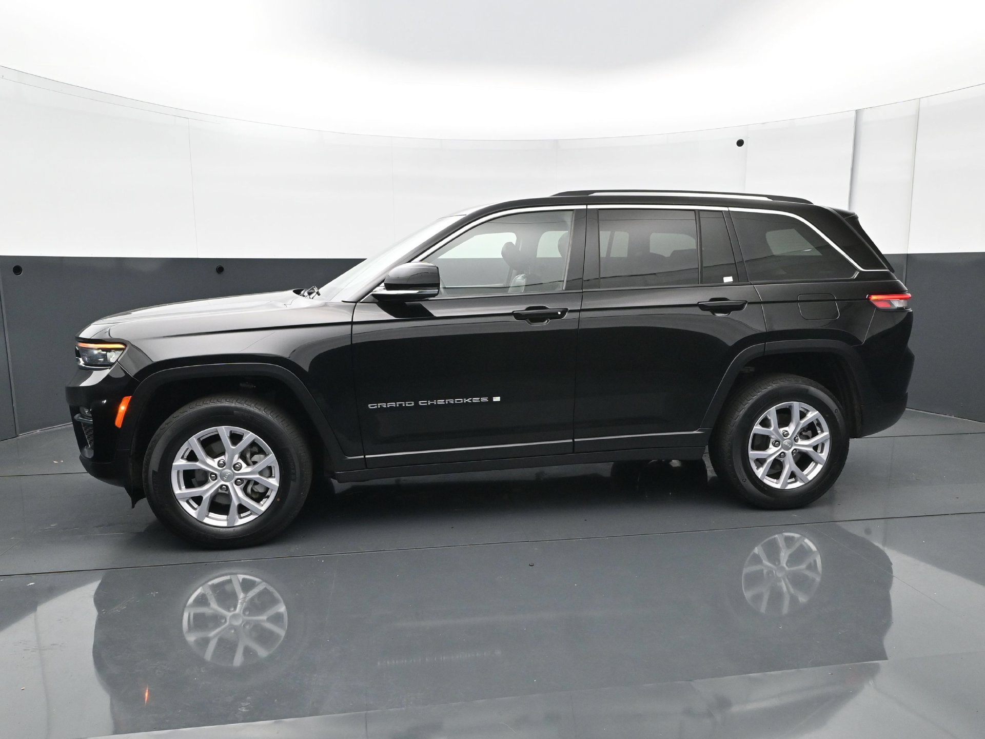 Used 2022 Jeep Grand Cherokee Limited AWD/4WD image 3