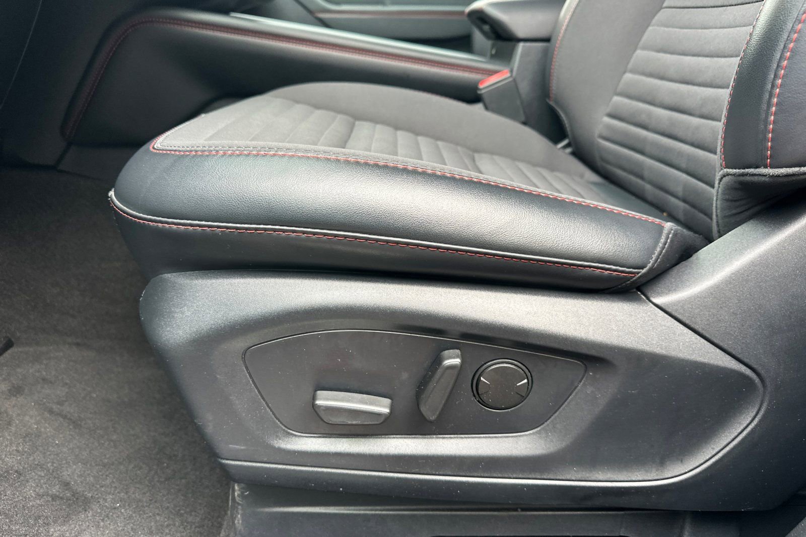 Used 2025 Ford Explorer ST-Line w/ ST-Line Street Pack image 13