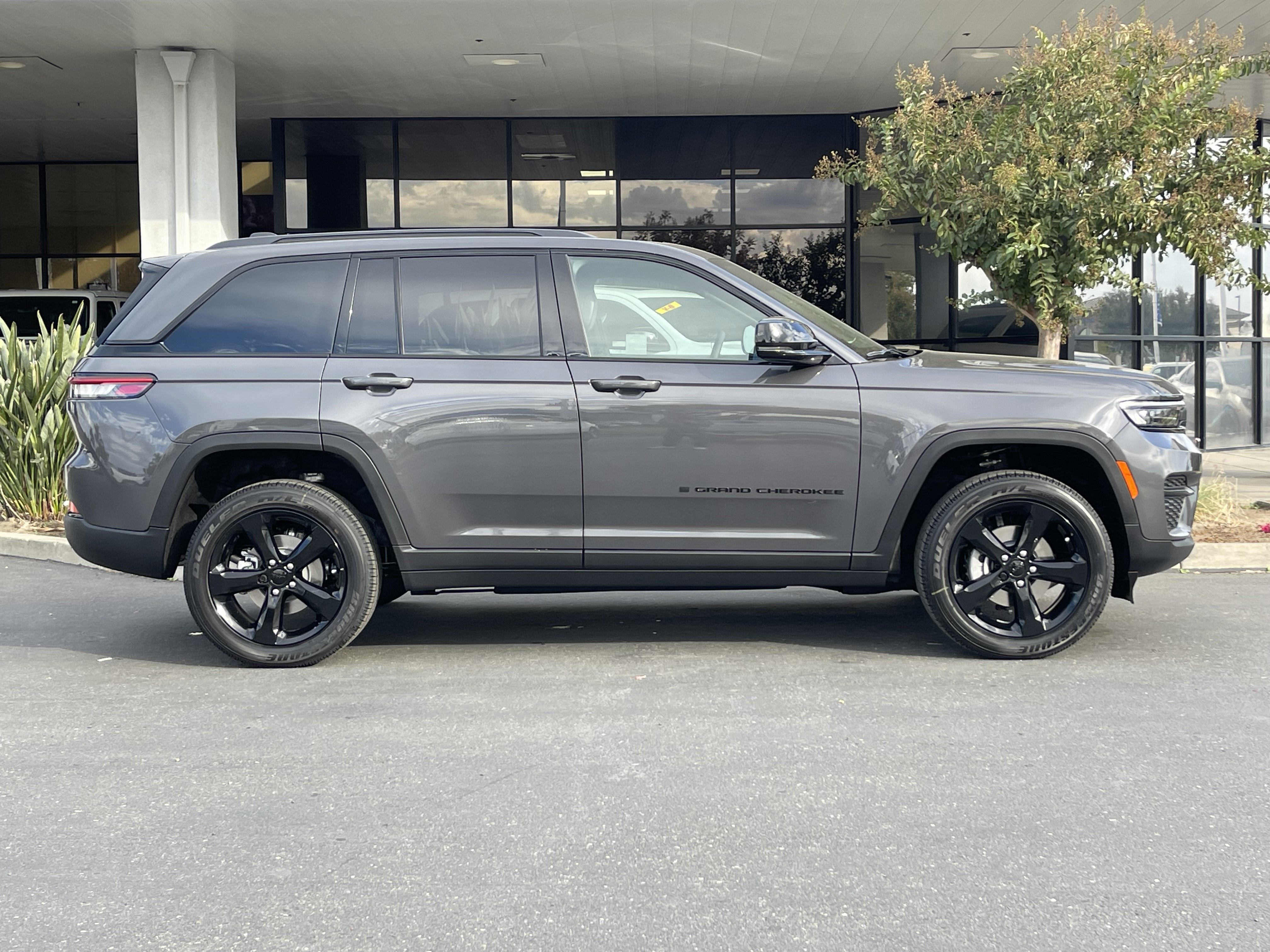 New 2025 Jeep Grand Cherokee Altitude image 9