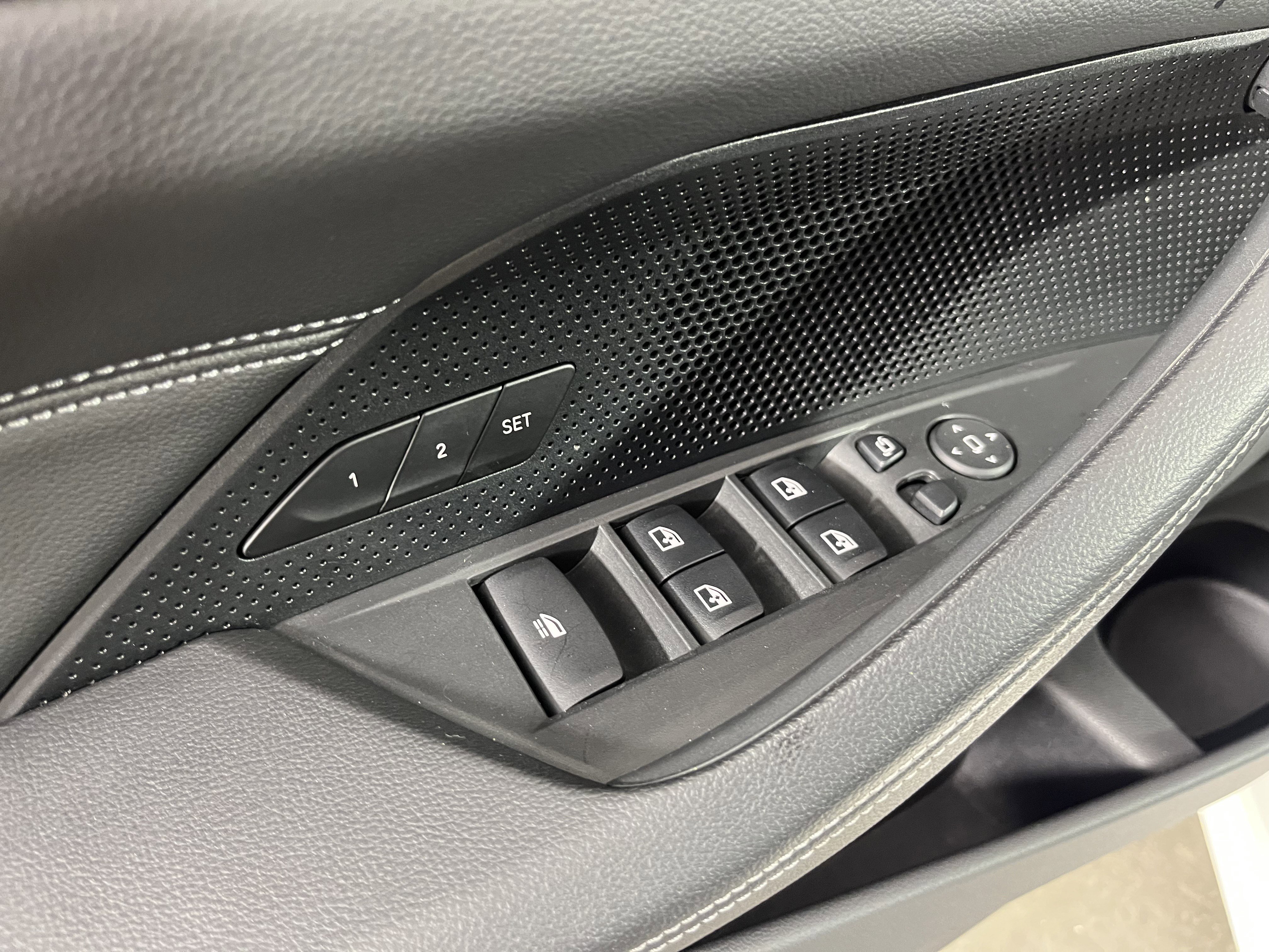 Used 2021 BMW M440i Convertible w/ Premium Package image 15