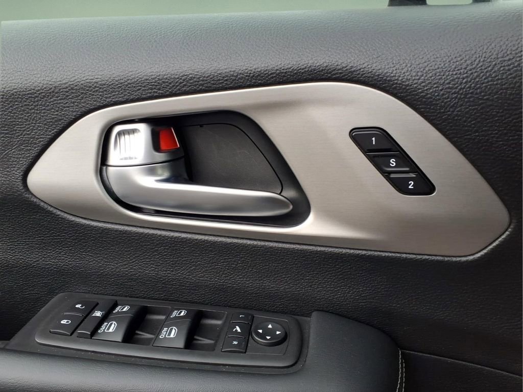 Used 2024 Chrysler Pacifica Premium FWD image 15