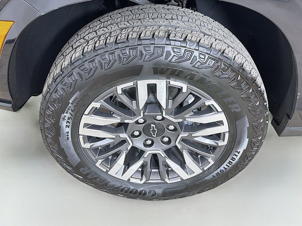 Used 2025 Chevrolet Suburban Z71 AWD/4WD image 19
