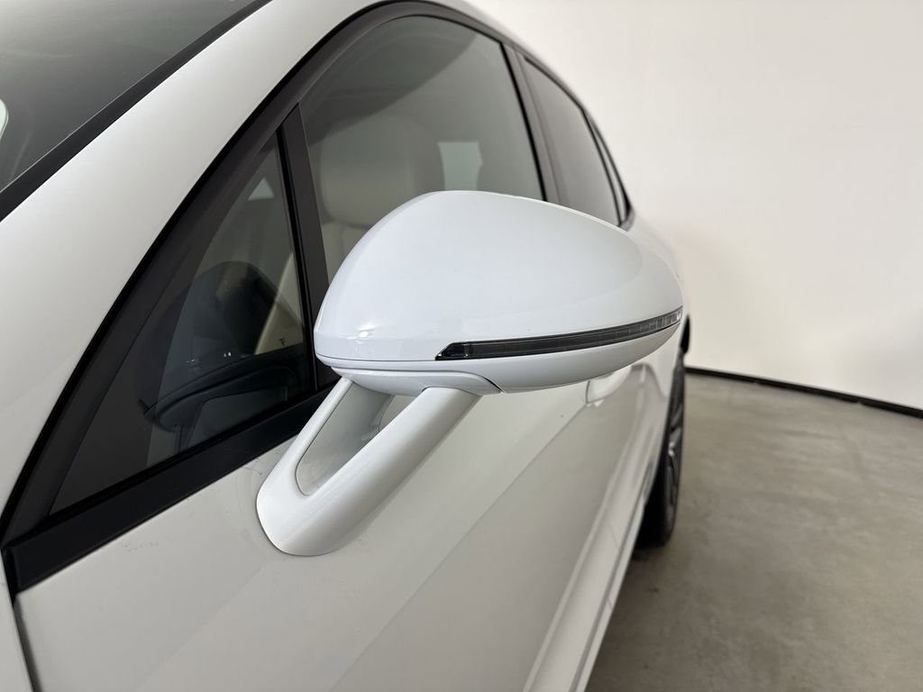 Certified 2025 Porsche Macan image 12