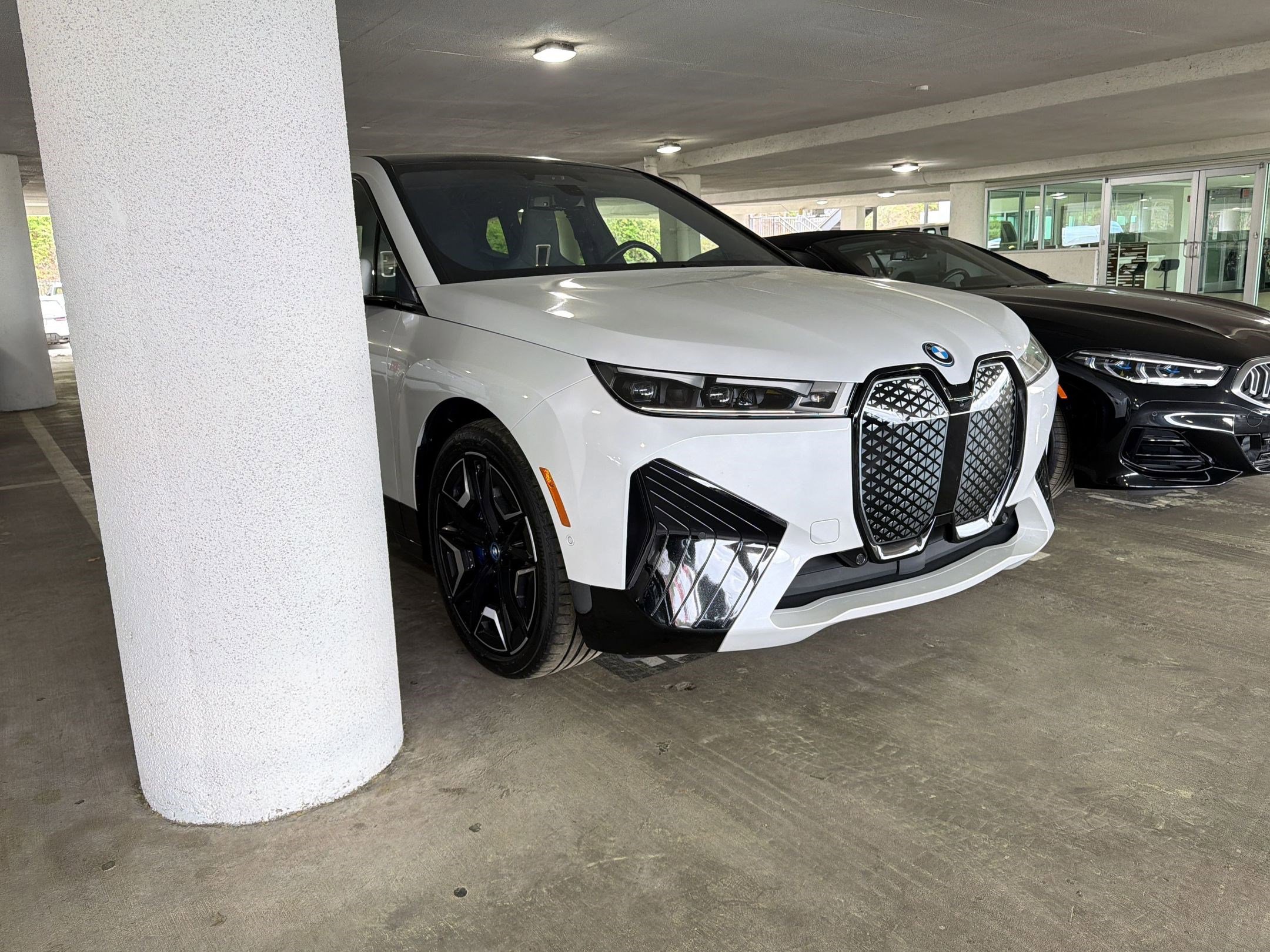 Used 2022 BMW iX xDrive50 w/ Premium Package image 4