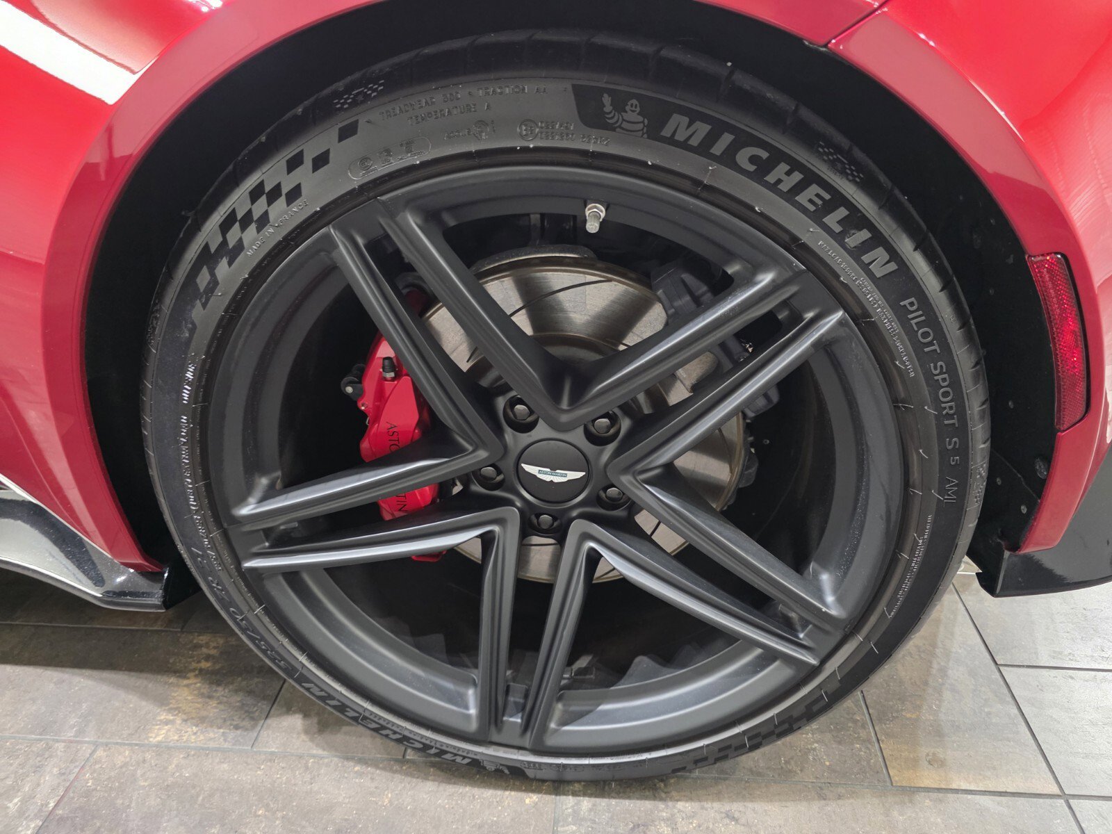 Used 2025 Aston Martin V8 Vantage Coupe image 4