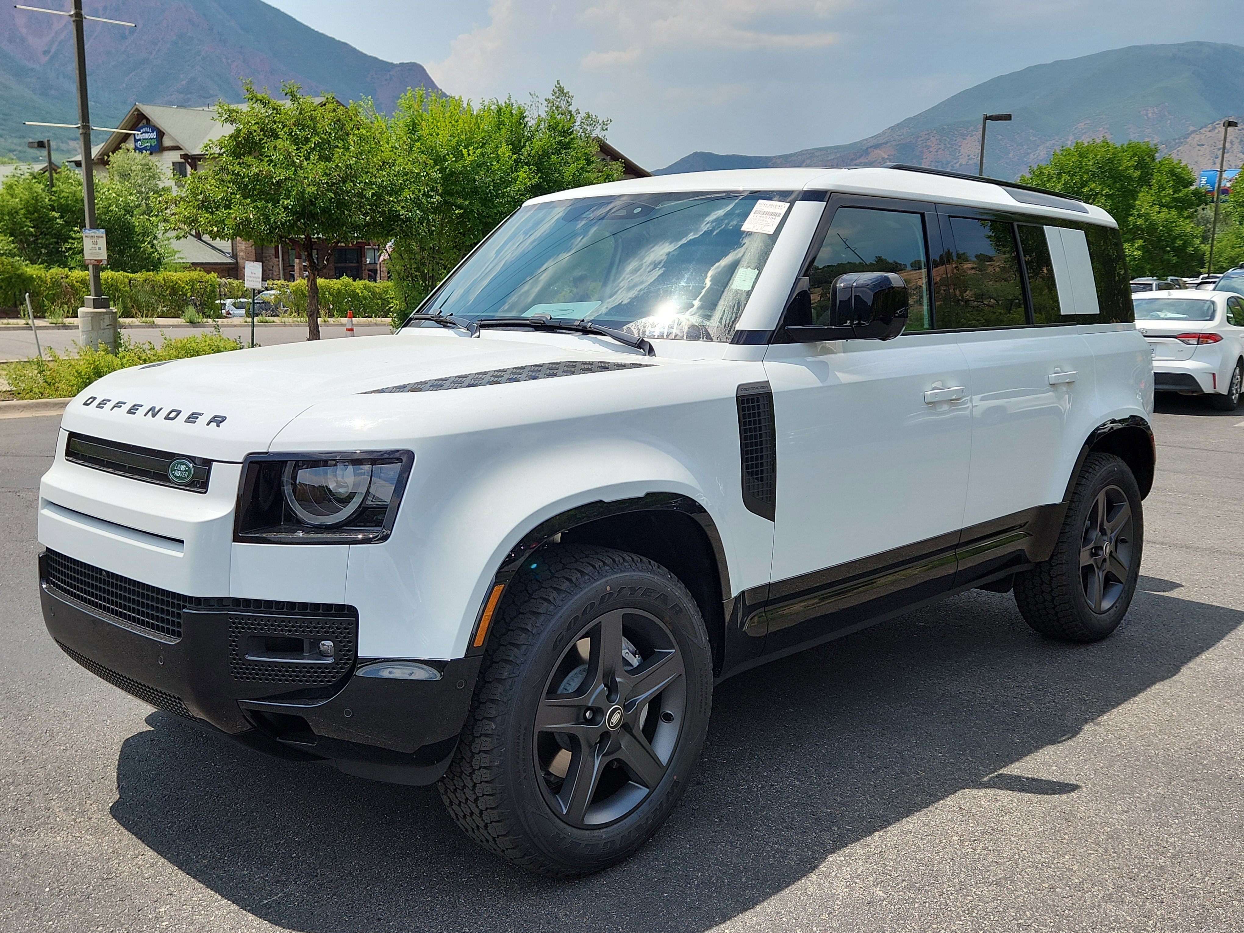 New 2025 Land Rover Defender 110 X-Dynamic SE image 6
