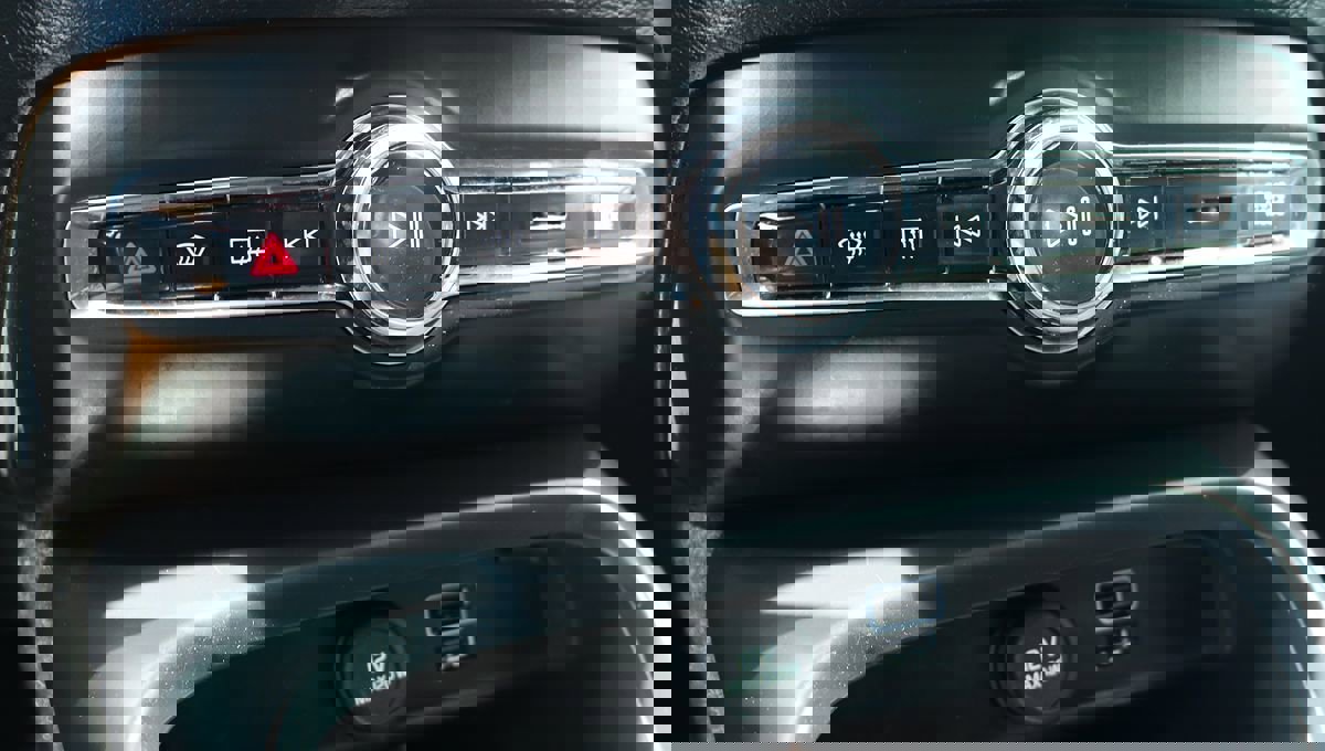 Used 2022 Volvo XC40 T4 Momentum image 46