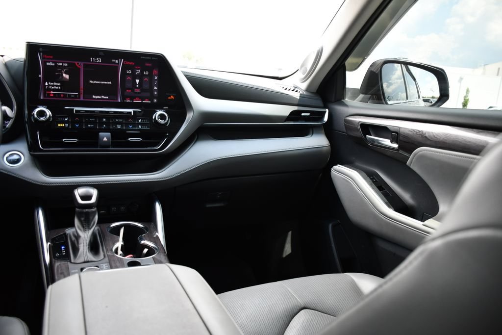Used 2021 Toyota Highlander Limited AWD/4WD image 23