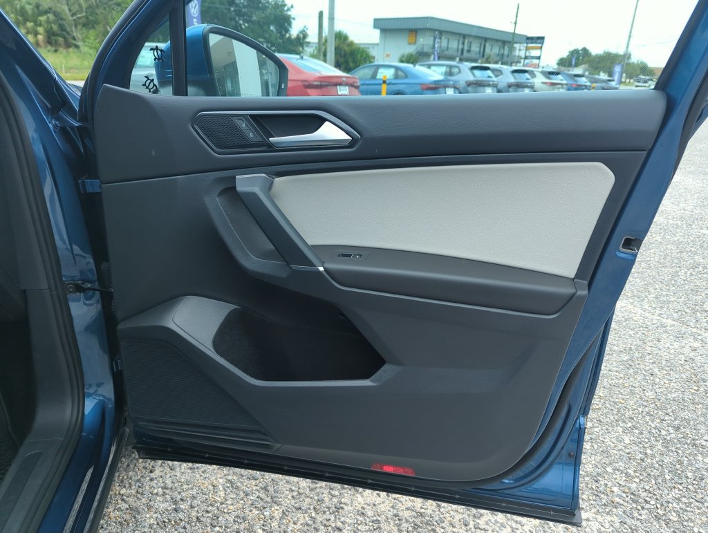 Used 2018 Volkswagen Tiguan SE w/ Panoramic Sunroof Package FWD image 34