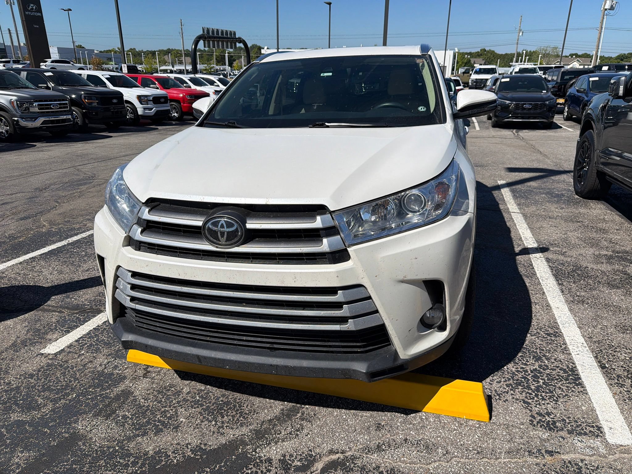 Used 2017 Toyota Highlander XLE FWD image 2