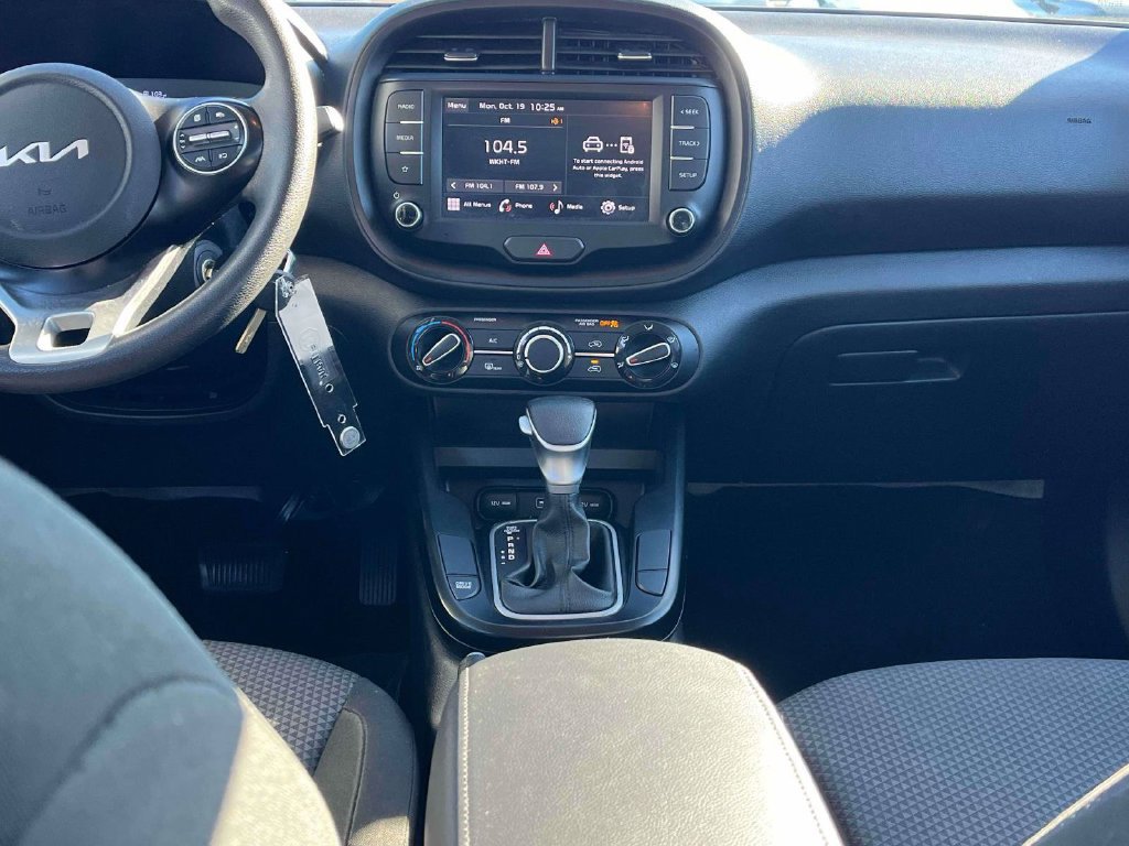 Used 2023 Kia Soul LX w/ LX Technology Package FWD image 3