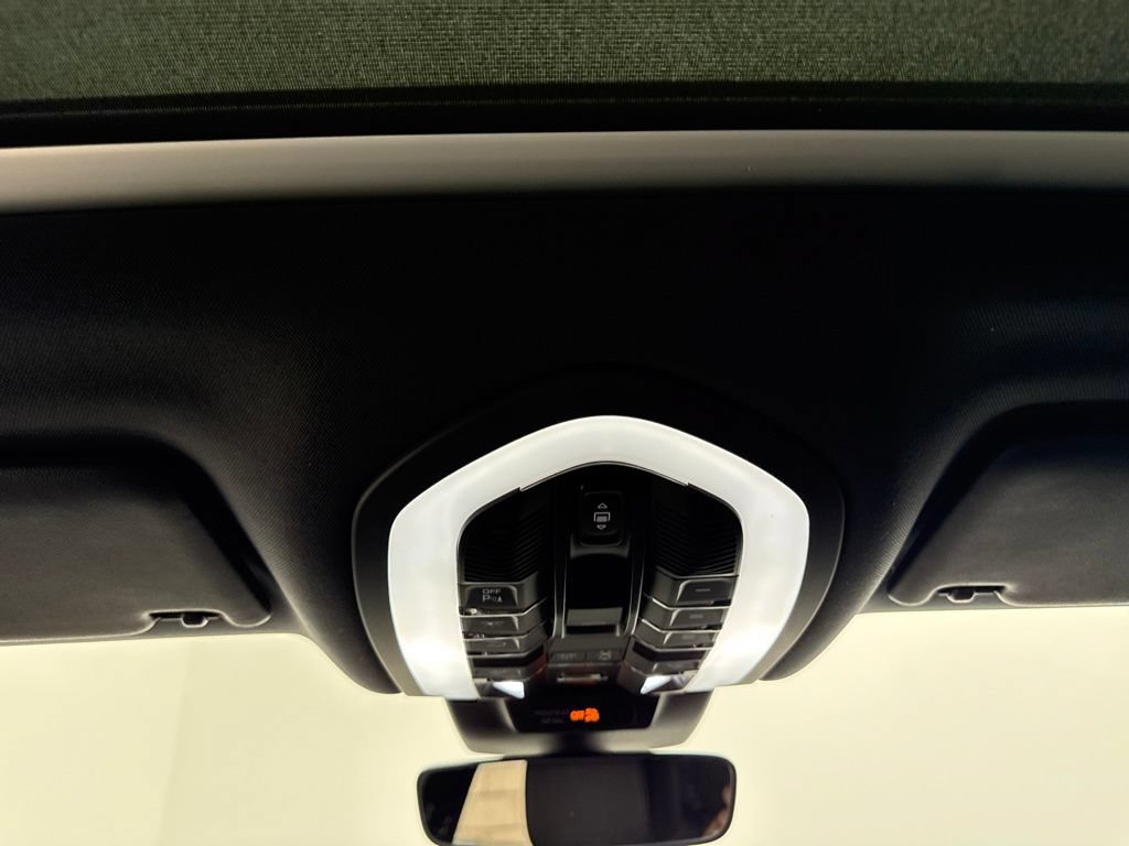 Certified 2024 Porsche Macan AWD/4WD image 32