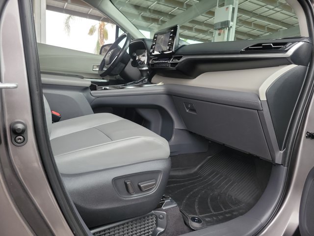 Used 2022 Toyota Sienna XLE w/ XLE Plus Package FWD image 23