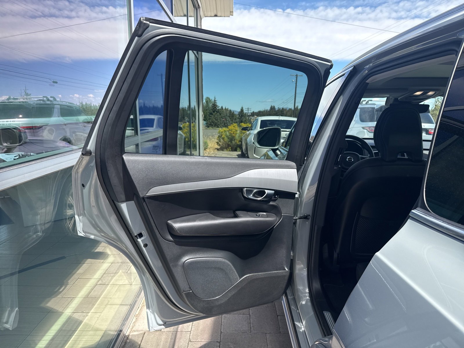 Used 2025 Volvo XC90 B5 Core image 11
