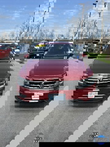 Used 2021 Volkswagen Tiguan SE w/ Panoramic Sunroof Package image 2