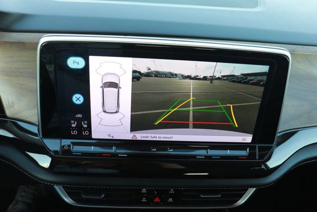 Used 2025 Volkswagen Atlas SE image 27