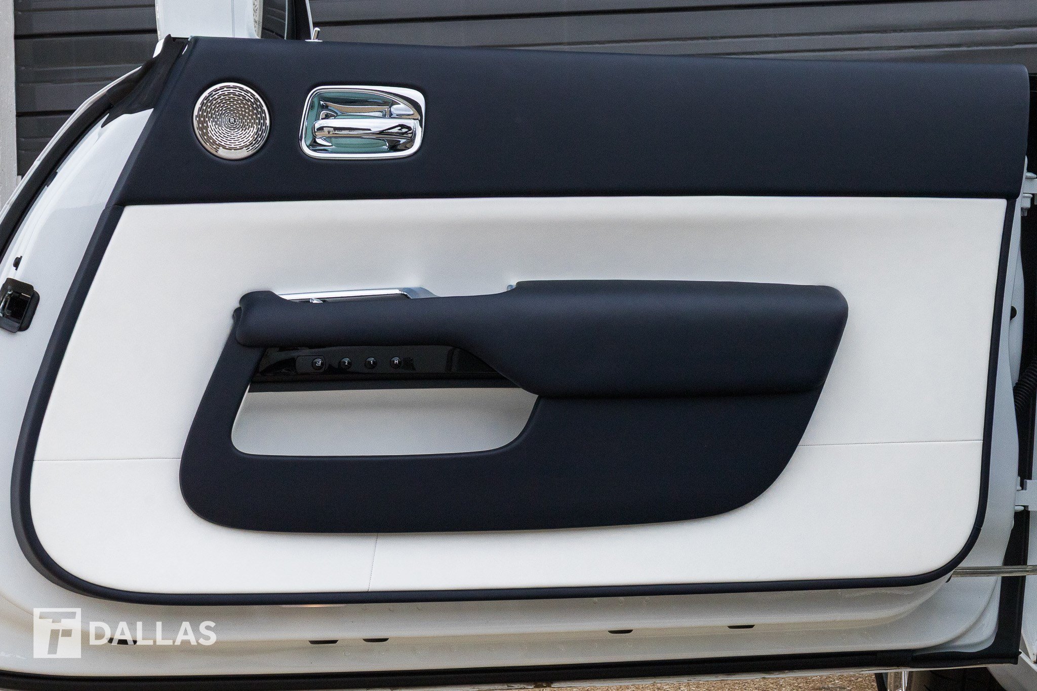 Used 2019 Rolls-Royce Dawn RWD image 34