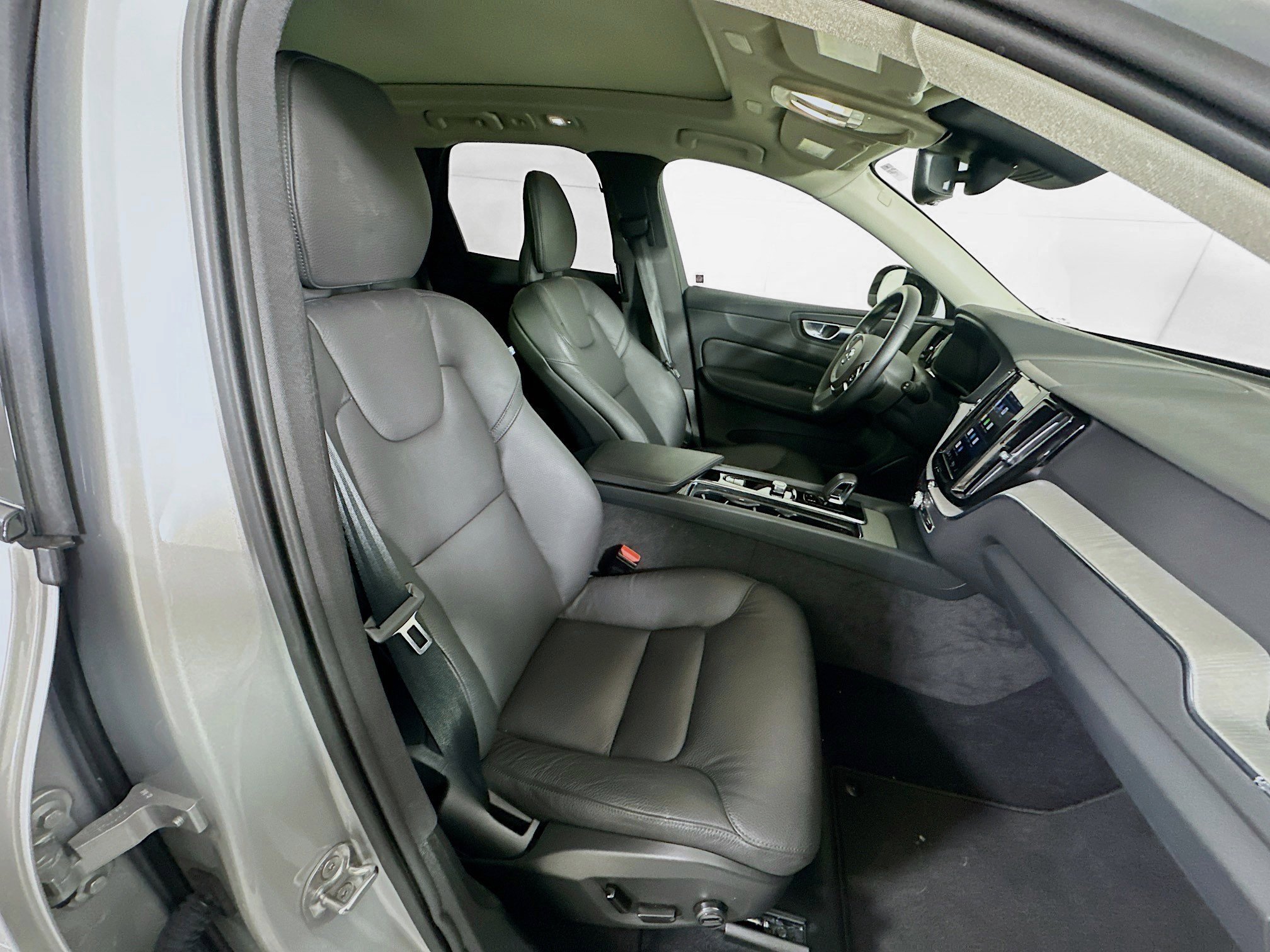 Used 2025 Volvo XC60 B5 Plus image 31