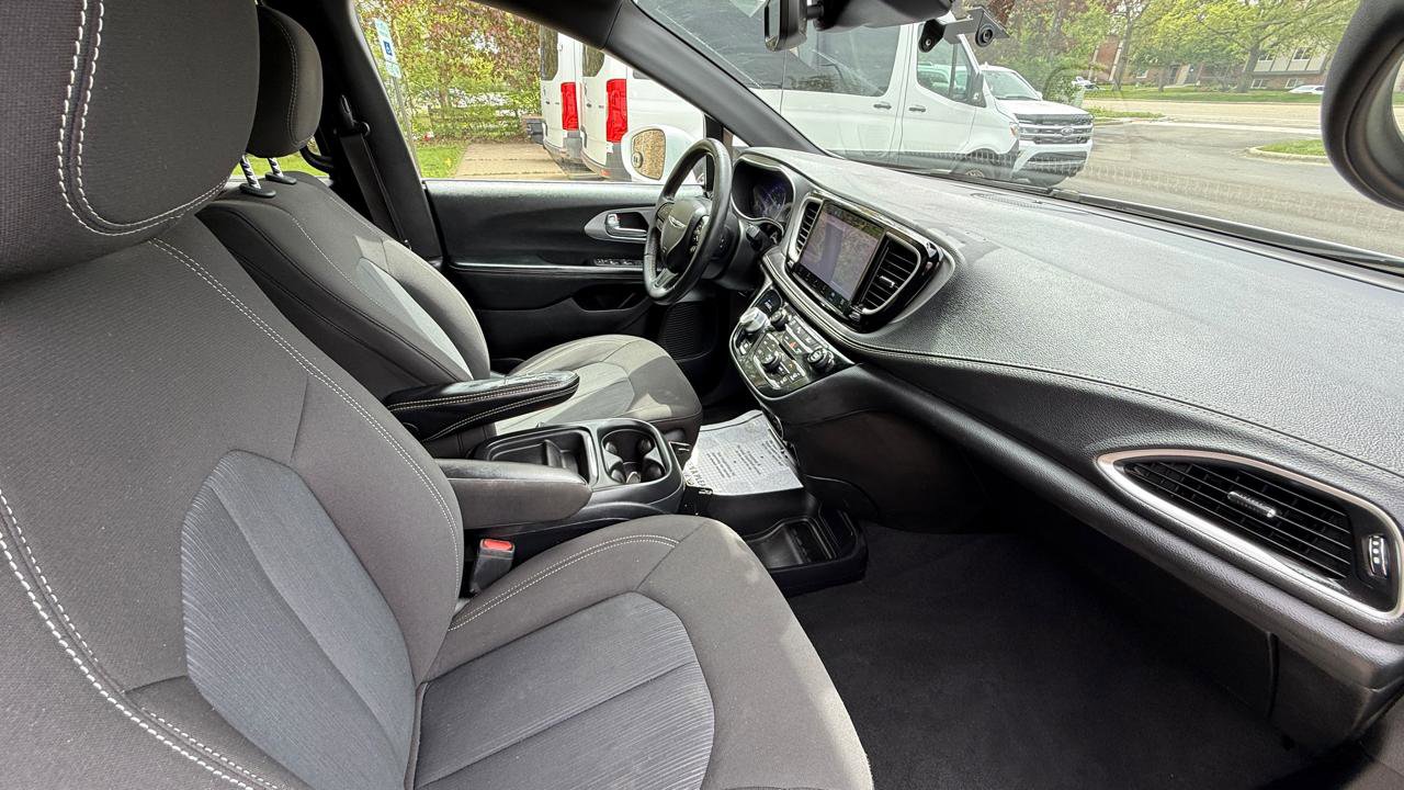 Used 2022 Chrysler Pacifica Touring FWD image 11