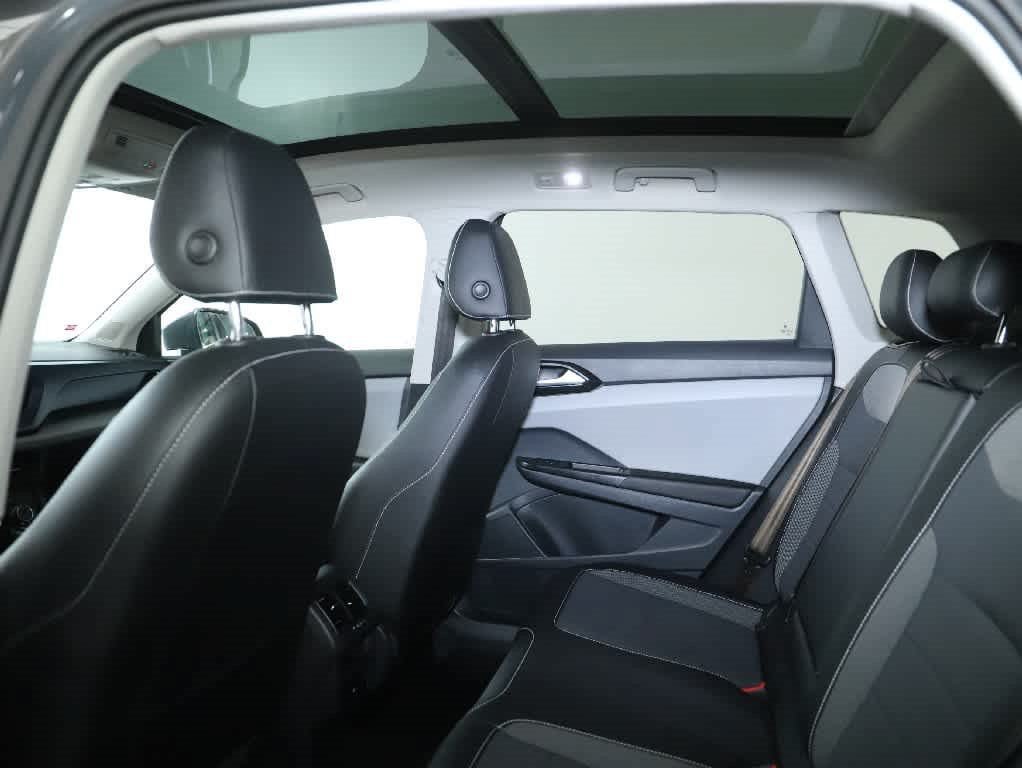 Certified 2023 Volkswagen Taos SE w/ Panoramic Sunroof Package AWD/4WD image 15