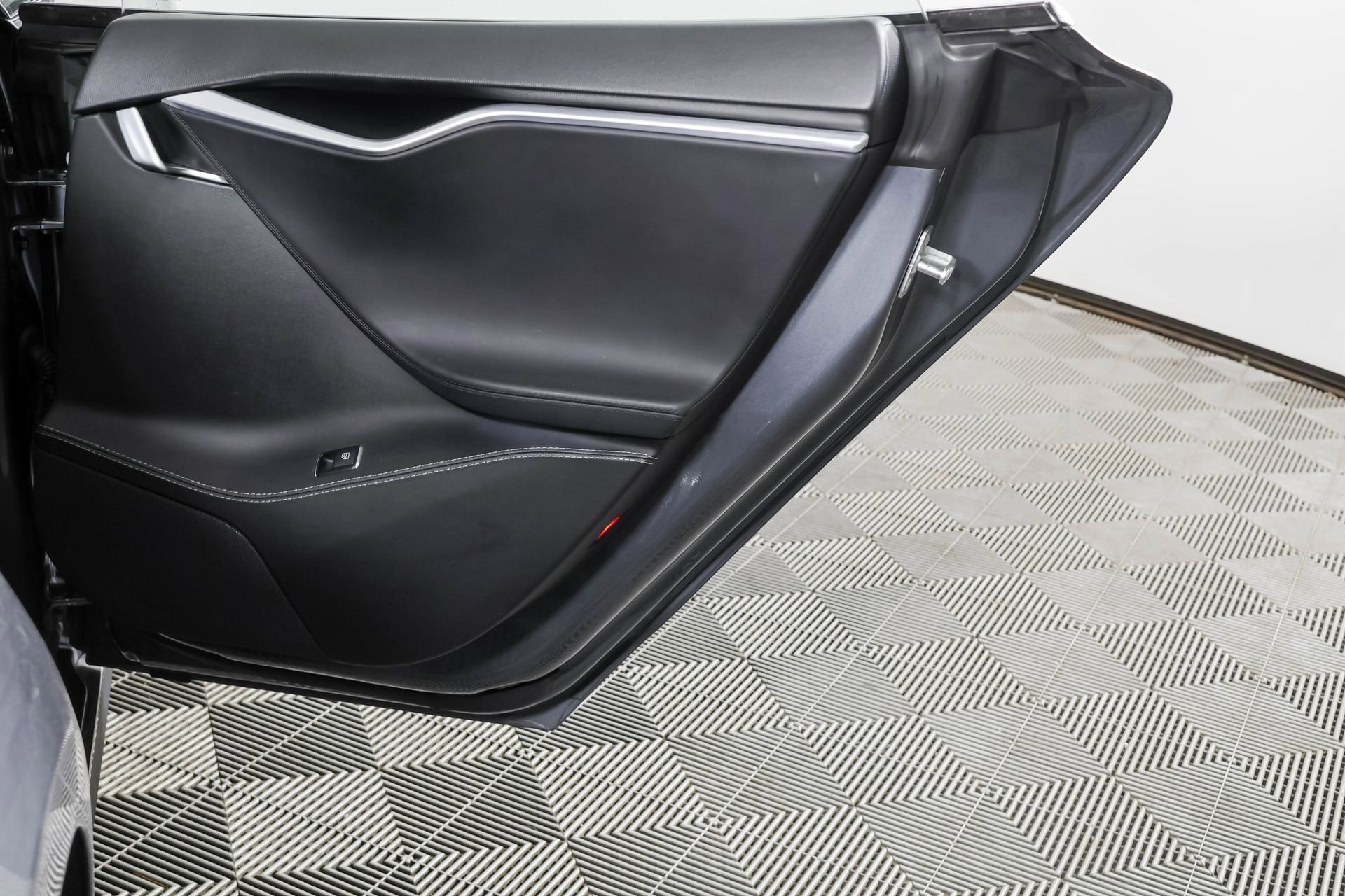 Used 2014 Tesla Model S RWD image 40
