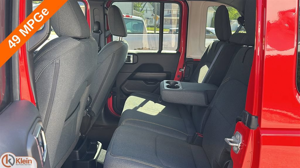 Used 2025 Jeep Wrangler Unlimited Sahara AWD/4WD image 27