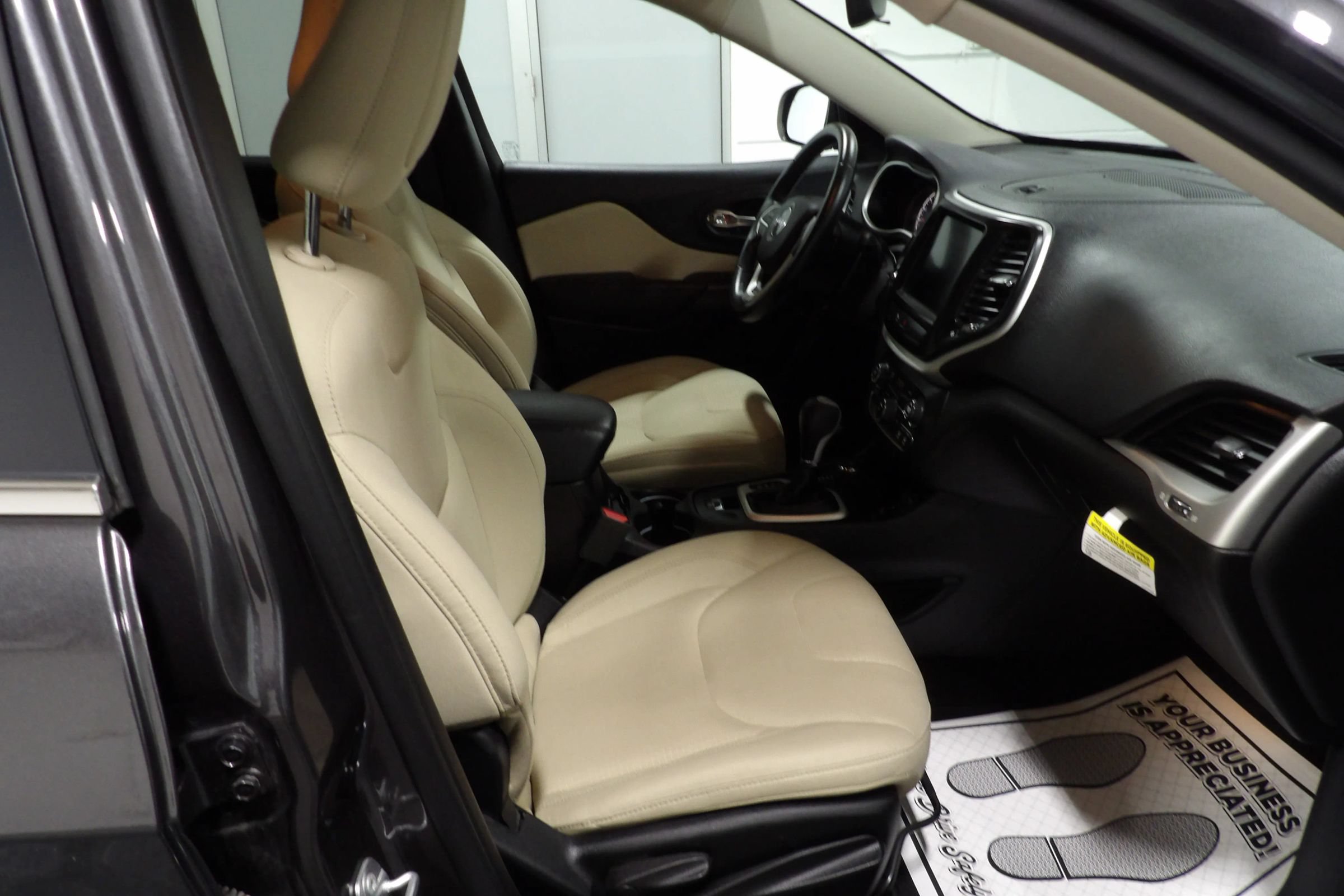 Used 2017 Jeep Cherokee Latitude w/ Safety/Convenience Group AWD/4WD image 9