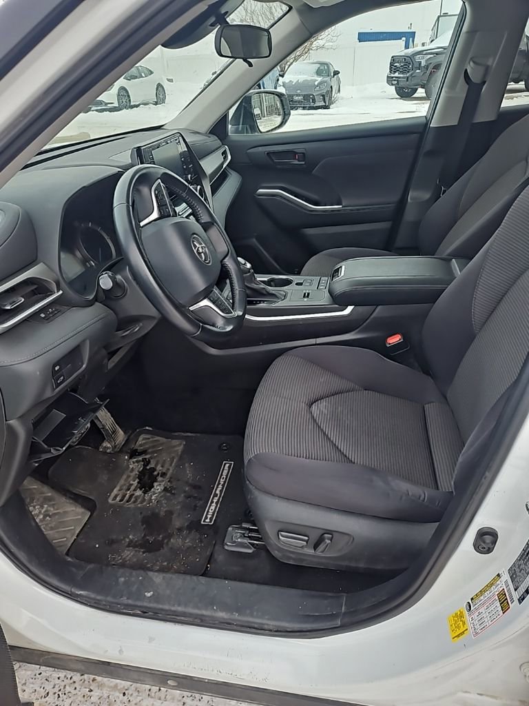 Used 2022 Toyota Highlander LE image 10