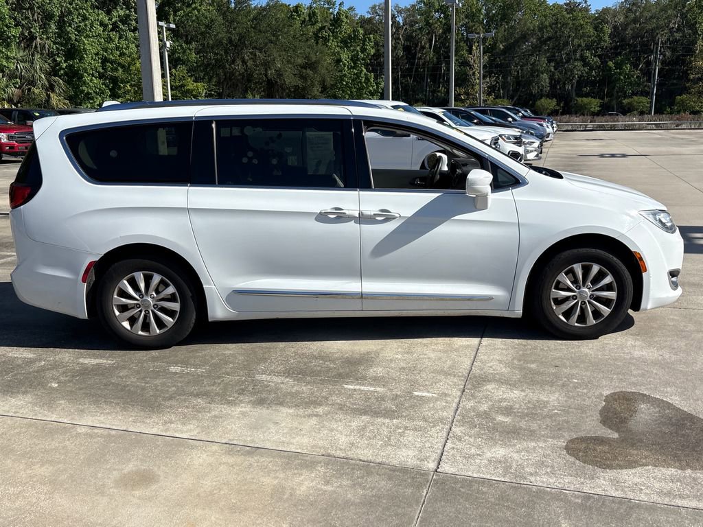 Used 2018 Chrysler Pacifica Touring-L FWD image 2