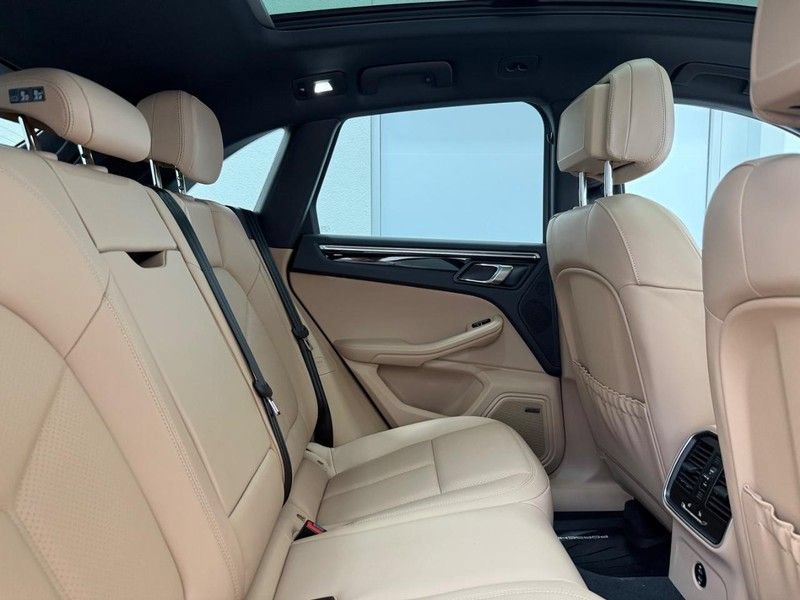 Certified 2025 Porsche Macan AWD/4WD image 13