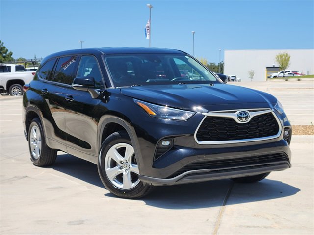 Used 2022 Toyota Highlander LE image 1