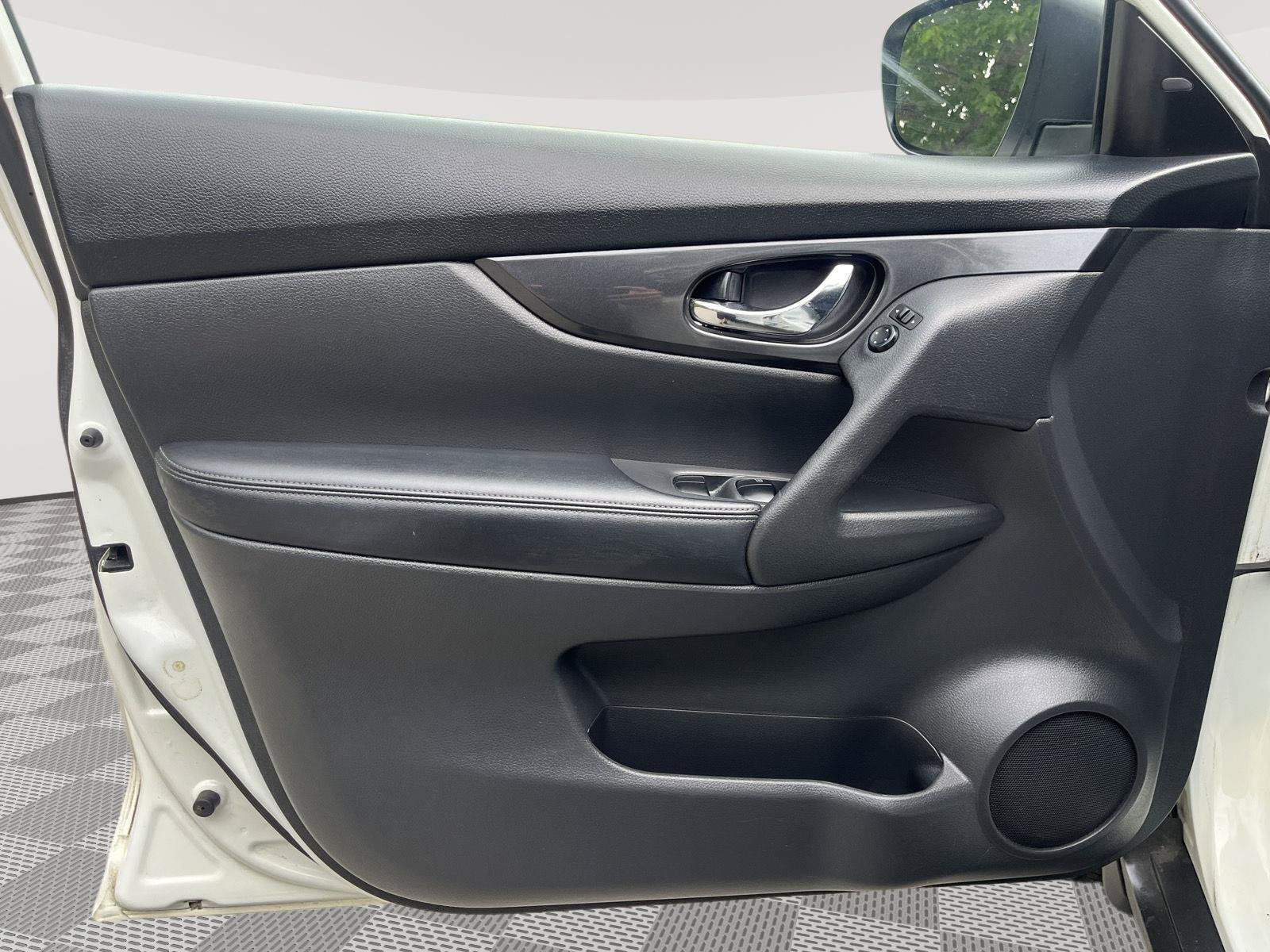 Used 2018 Nissan Rogue SV AWD/4WD image 18