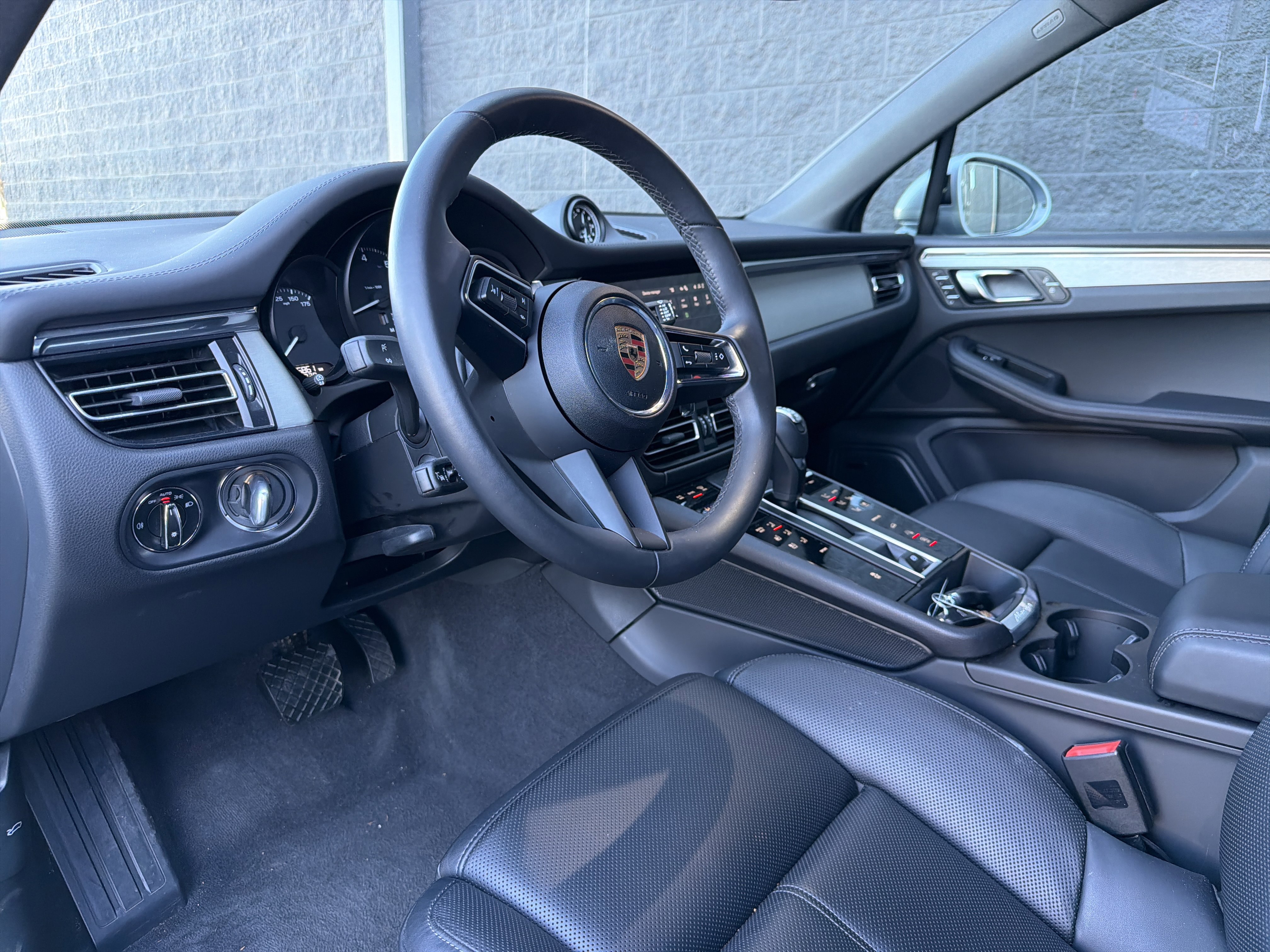 Certified 2025 Porsche Macan image 4